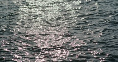 Gün batımının altında deniz yüzeyi