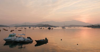 Gün batımında güzel deniz manzarası