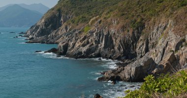 Mavi gökyüzü ve denizi olan tropik bir ada