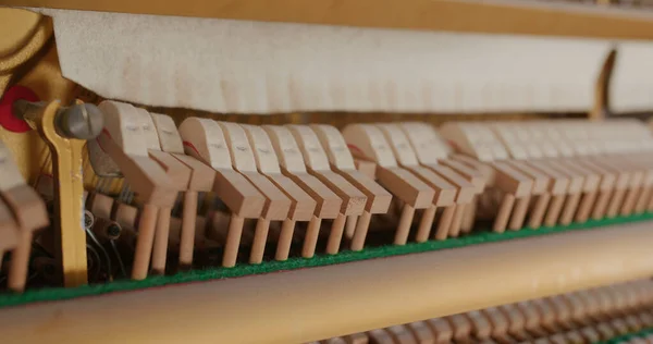 Los Martillos Piano Golpean Las Cuerdas — Foto de Stock