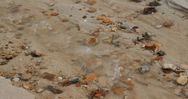 海の水はビーチに流れますが — ストック写真