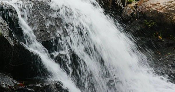 Corrente Forte Sobre Pedras Rio Montanha — Fotografia de Stock