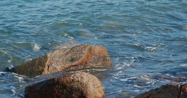 Grote Zeegolven Spatten Tegen Rots Eiland — Stockfoto
