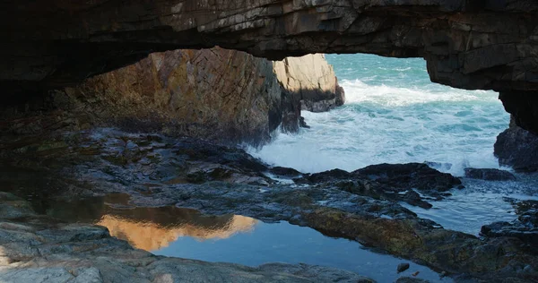 Grotta Naturale Con Grande Onda Marina — Foto Stock