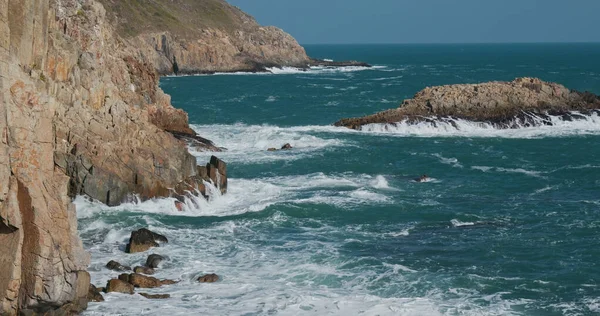海浪在岩石上飞溅 — 图库照片