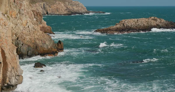崖の上の荒れ狂う海 — ストック写真