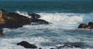 Büyük deniz dalgalı tropikal ada