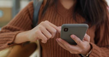 Alışveriş merkezinde kadın telefonu kullanımı