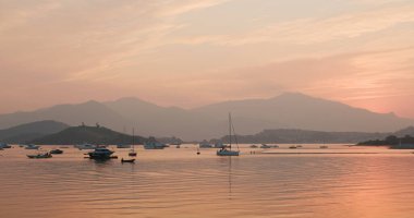 Gün batımında güzel deniz manzarası