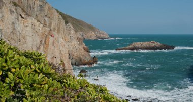 Okyanus dalgaları uçuruma çarpıyor.