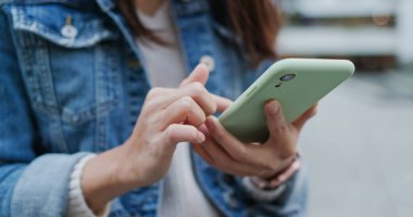 Şehirde kadın cep telefonu kullanımı