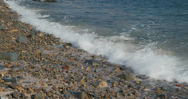 岩石で海の波とビーチ — ストック写真