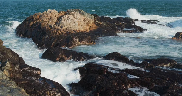 Mare Scatenato Sulle Scogliere — Foto Stock