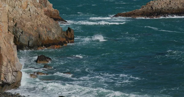 Onde Del Mare Schizzano Contro Roccia Sull Isola — Foto Stock