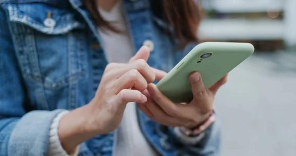 Woman Use Mobile Phone City — Stock Photo, Image