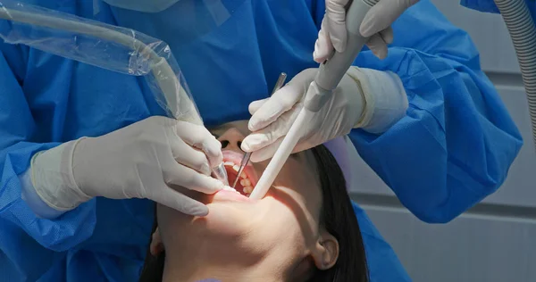 Женщина Проходит Процедуру Масштабирования Зубов — стоковое фото