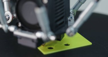 3B Yazdırma Makinesi bir parça plastik yazdırıyor
