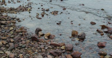 Kaya üzerinde deniz dalgaları kırılıyor