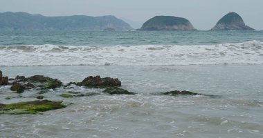 Deniz dalgası kayalara vuruyor.