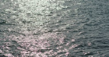 Gün batımının altında deniz yüzeyi