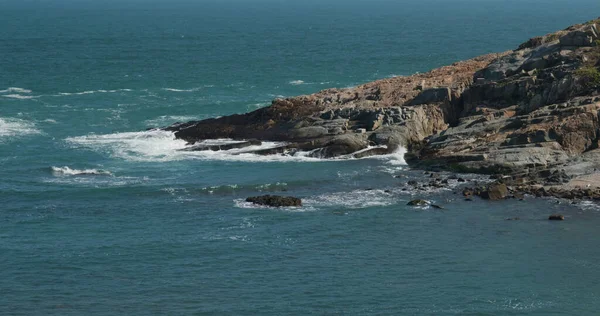 Ondas Mar Salpicam Contra Rocha Ilha — Fotografia de Stock