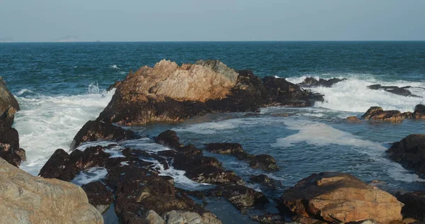 Vagues Mer Éclaboussent Contre Rocher Sur Île — Photo