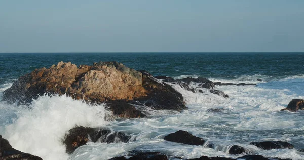 Onde Oceaniche Schizzano Contro Roccia Sull Isola — Foto Stock