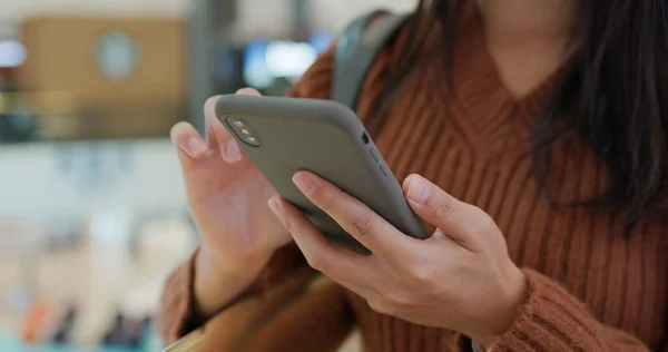 Woman Use Mobile Phone — Stock Photo, Image