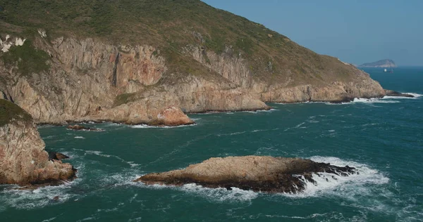 島の岩に海の波が打ち寄せる — ストック写真