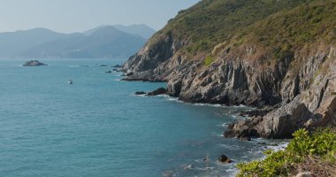 Mavi gökyüzü ve denizi olan tropik bir ada