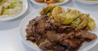 Çin usulü ev yapımı akşam yemeğinde kızarmış domuz ve tavuk.