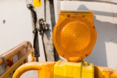 Sokakta sarı uyarı ışığı