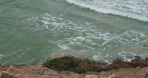 Θαλασσινά Κύματα Πέφτουν Πάνω Βράχο Στο Νησί — Φωτογραφία Αρχείου