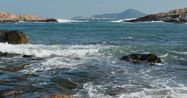 Ondas Mar Salpicam Contra Rocha Ilha — Fotografia de Stock