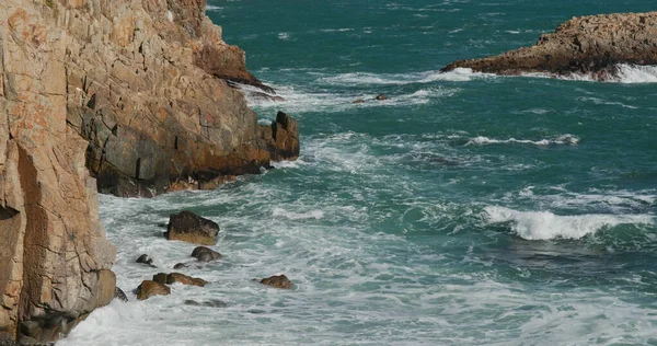 Mare Scatenato Sulle Scogliere — Foto Stock