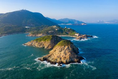 Okyanus dalgaları kayalara çarpar.