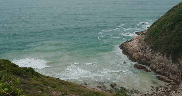 Scogliera Con Spiaggia Sabbia Sull Isola — Foto Stock