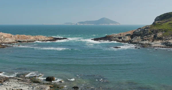 Onde Del Mare Schizzano Contro Roccia Sull Isola — Foto Stock