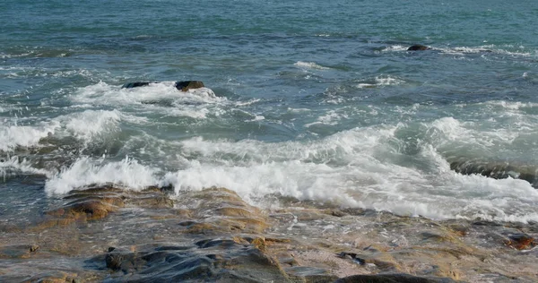 Playa Con Olas Mar Con Piedra Roca — Foto de Stock