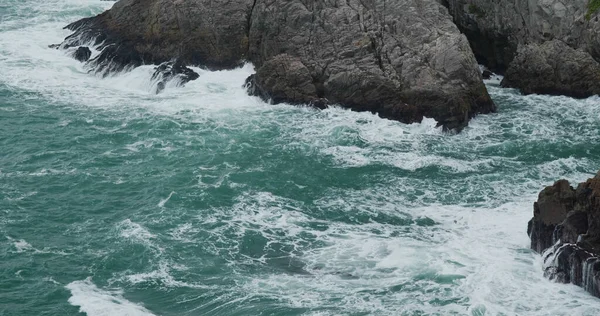 Meereswellen Plätschern Auf Insel Gegen Felsen — Stockfoto