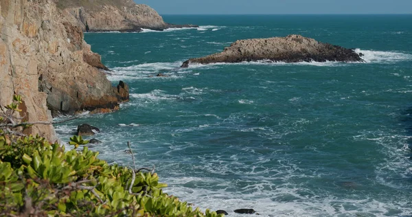 Okyanus dalgaları uçuruma çarpıyor.