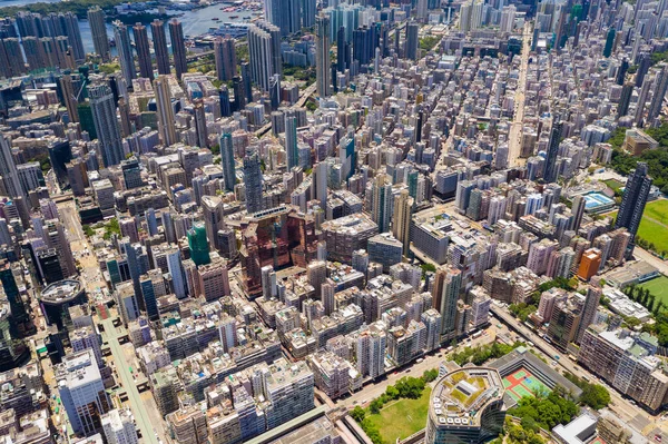 Mong Kok, Hong Kong - 30 Temmuz 2020: Hong Kong üzerinde İHA uçuşu