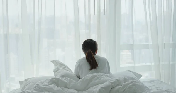 Femme Couchée Sur Lit Regarde Par Fenêtre — Photo