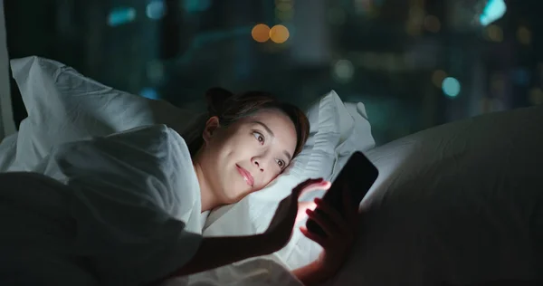 Wanita Menggunakan Ponsel Dan Berbaring Tempat Tidur Malam Hari — Stok Foto