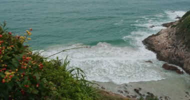Adadaki deniz dalgaları
