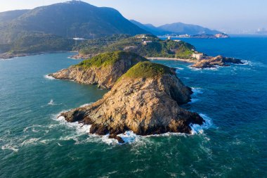 İnsansız hava aracı okyanus dalgalarının üzerinden adanın kayalıklarına düştü.