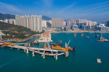 Tseung Kwan O, Hong Kong - 21 Aralık 2020: Cross Harbor Köprüsü yapım aşamasında