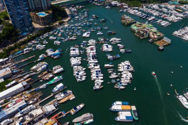 Aberdeen, Hong Kong - 24 Ağustos 2020: İnsansız hava aracı Aberdeen 'deki tayfun sığınağının üzerinde uçuyor