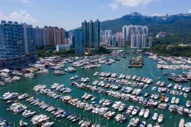 Aberdeen, Hong Kong - 24 Ağustos 2020: İnsansız hava aracı Aberdeen 'deki tayfun sığınağının üzerinde uçuyor