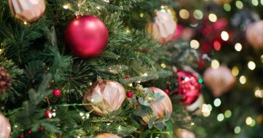 Noel süsleri ağaçta asılı.